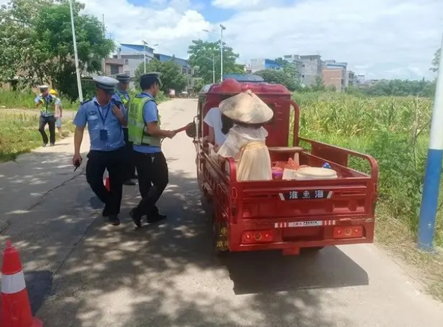 危險！飲酒、無證還違法載人，道縣交警緊急叫停