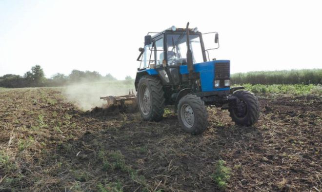 男子在自家農(nóng)田中酒駕，被吊銷執(zhí)照罰款2000，男子不服告上法庭！